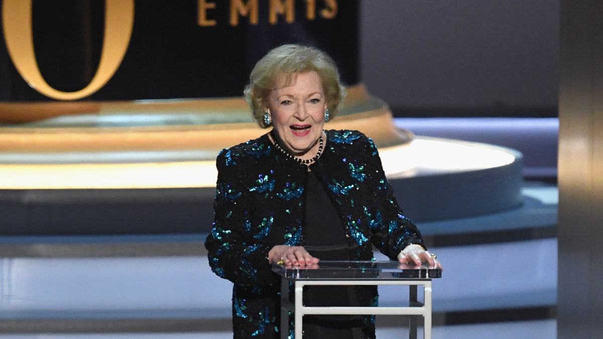 Wo sie auftaucht sind Lacher garantiert: Betty White 2018 bei den Emmys.