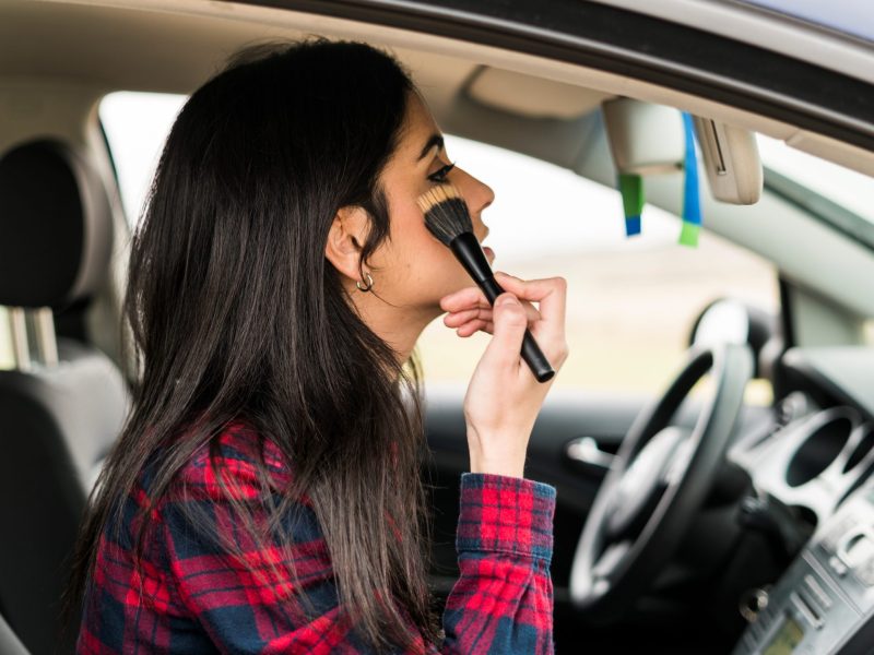 Influencerin Kylie Larsen beweist, dass man sich während der Autofahrt schminken kann.