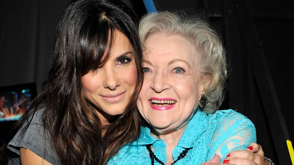 US-Schauspielerin Sandra Bullock umarmt Kollegin Betty White