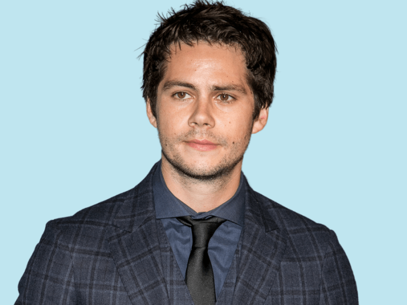 Dylan O'Brien posiert.