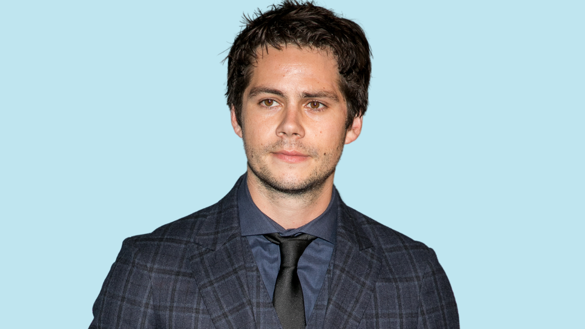 Dylan O'Brien posiert.