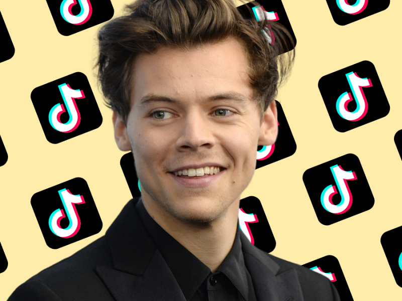 Harry Styles lächelt.