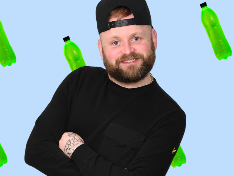 UK-Comedian Arron Crascall stellt sich der Sprite-Challenge auf TikTok.