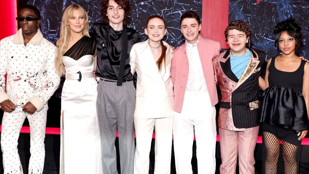 BROOKLYN, NEW YORK - MAY 14: (L-R) David Harbour, Caleb Mclaughlin, Millie Bobby Brown, Finn Wolfhard, Sadie Sink, Noah Schnapp, Gaten Matarazzo und Priah Ferguson bei der "Stranger Things"-Premiere am 14. Mai 2022 in Brooklyn, New York