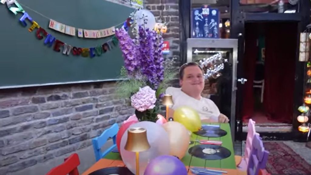Dagi Bees Freund Paco ist auf Eugens Geburtstag dabei