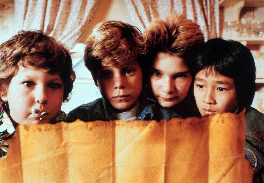 "Die Goonies" schauen auf die Schatzkarte.